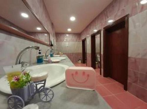 y baño con bañera y bicicleta. en Petra Dorms Hostel, en Wadi Musa