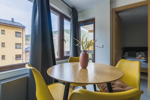  MIKKA CLOS -  Room  picture :   Tea/Coffee maker    Shower    Safety deposit box                           