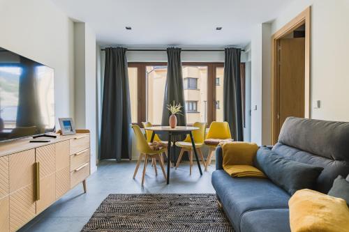  MIKKA CLOS -  Room  picture :    Tea/Coffee maker    Shower    Safety deposit box                            