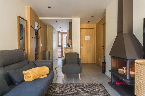  MIKKA CLOS -  Room  picture :   Tea/Coffee maker    Shower    Safety deposit box                           