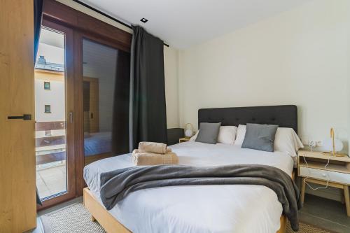  MIKKA CLOS -  Room  picture :   Tea/Coffee maker    Shower    Safety deposit box                           