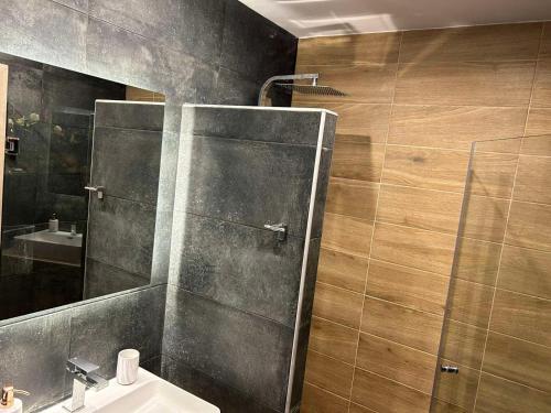 ein Bad mit einem Waschbecken und einem Spiegel in der Unterkunft MSK Rotonda Studio 1 in Thessaloniki