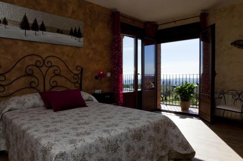 A bed or beds in a room at Casa Rural La Canchalera