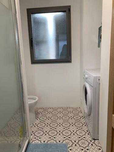 une salle de bain avec toilettes et fenêtre dans l'établissement Le Clos Duthu, Ideal curistes, à Bagnères-de-Bigorre