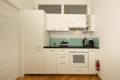 Sunny 1BR with Terrace near Schönbrunn