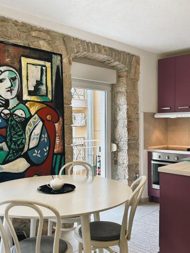 eine Küche und ein Esszimmer mit einem Tisch und Stühlen in der Unterkunft Apartment Picasso Selce in Selce