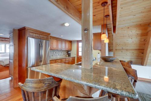 een keuken met een groot eiland in een hut bij Rustic Truckee Cabin with Donner Lake Views! in Truckee