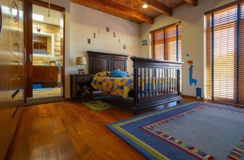 a childs bedroom with a crib in a room at Preciosa casa La Tolina en Puebla in Santa María Tonantzintla