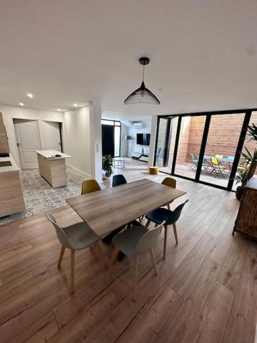 une salle à manger avec une table et des chaises en bois dans l'établissement La Sardinette, à Pessac
