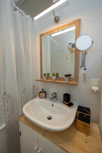 Sunny 1BR with Terrace near Schönbrunn