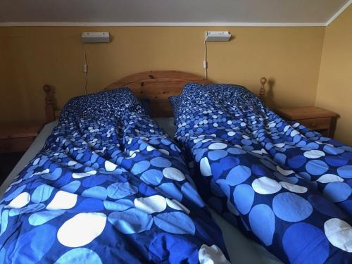 two beds sitting next to each other in a bedroom at Bogstrand, Dverbergveien 11, 8485 Dverberg in Dverberg