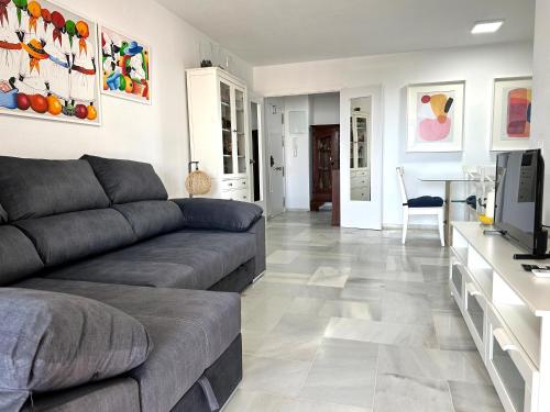 Televízia a/alebo spoločenská miestnosť v ubytovaní Apartamento Carihuela Beach Experience