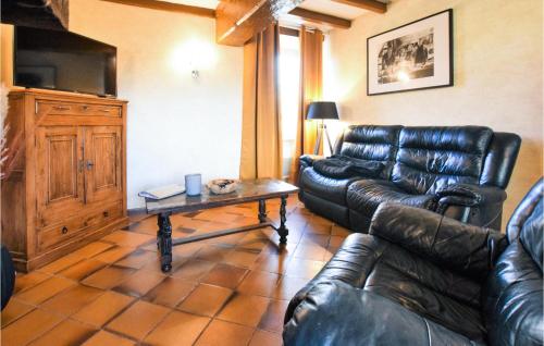 - un salon avec des canapés en cuir et une table basse dans l'établissement Awesome Home In Saint-Brice-De-Landell, à Saint-Brice-de-Landelles