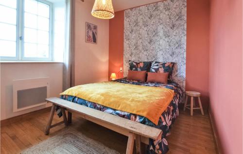 Un pat sau paturi într-o cameră la Amazing Home In Saint-brice-de-landell With Wifi