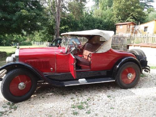 an old red car is parked on the gravel at B&B Il Pittore in Borgo San Lorenzo