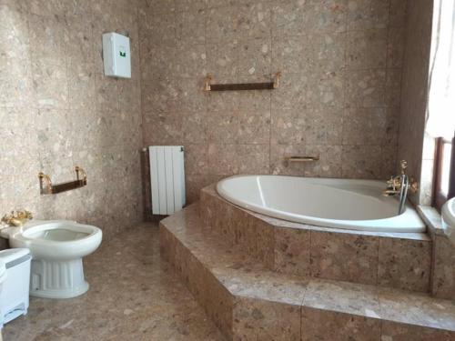 La salle de bains est pourvue d'une baignoire et de toilettes. dans l'établissement Casa do Terreiro, à Barqueiros
