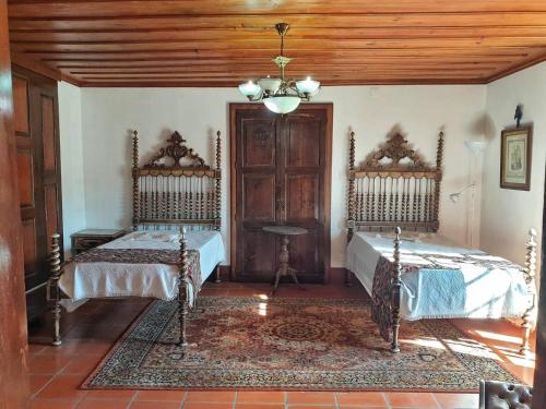 - une chambre avec deux lits et un plafond en bois dans l'établissement Casa do Terreiro, à Barqueiros