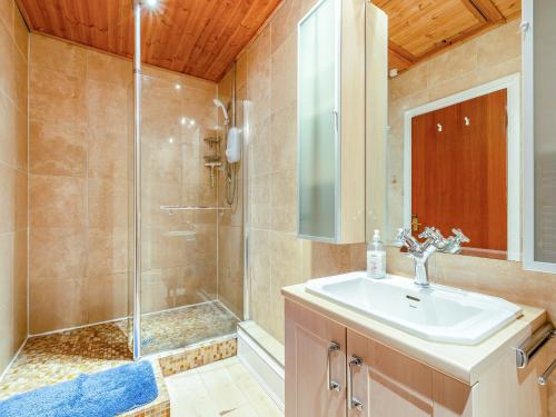 een badkamer met een wastafel en een douche bij Mulberry House in Highbridge