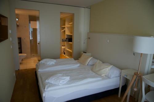 een slaapkamer met 2 witte bedden in een kamer bij Nikola Luxury Apartments Senia in Petrcane