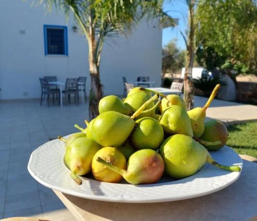 une plaque de poires vertes sur une table dans l'établissement A CASA DI GIUSEPPE, à Sant'Isidoro