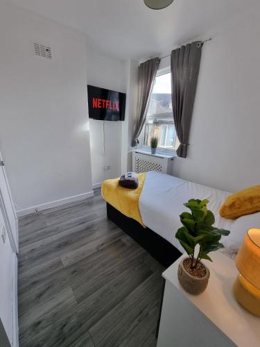um quarto com duas camas e uma placa que lê netflix em 23 Woodhouse em Stoke on Trent