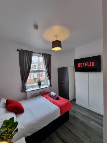 um quarto com uma cama e uma placa de netflix em 23 Woodhouse em Stoke-on-Trent