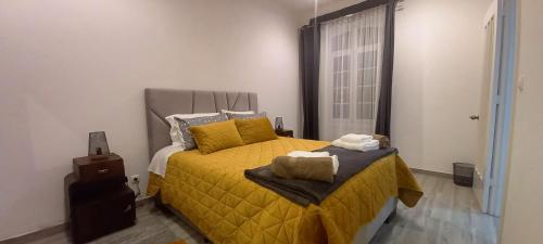 1 dormitorio con 1 cama con colcha amarilla en Casa Galante, en Furnas