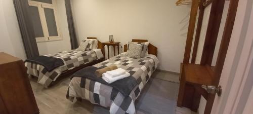 a room with two twin beds and a mirror at Casa Galante in Furnas
