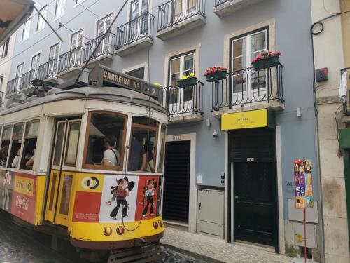 un chariot garé devant un bâtiment dans l'établissement CityInn Suites, à Lisbonne