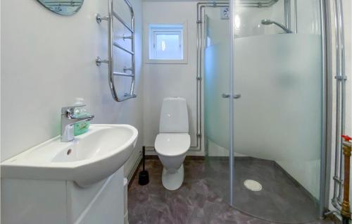La salle de bains est pourvue d'un lavabo, d'une douche et de toilettes. dans l'établissement Beautiful Home In Heberg With Wifi And 2 Bedrooms, à Heberg
