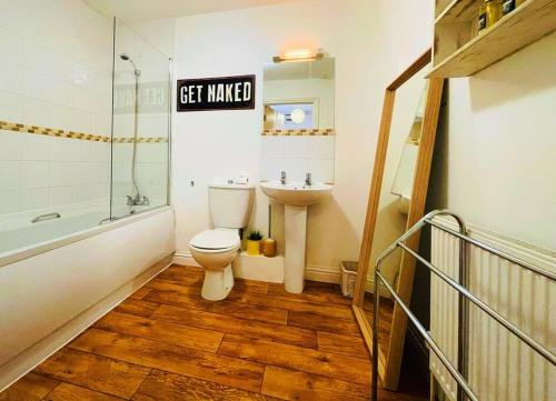 a bathroom with a toilet and a tub and a sink at Bristol City Stays - 1 Bed - Pembroke Court in Bristol