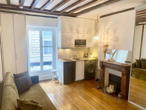 un soggiorno con divano e una cucina di Electra mini-studio a Parigi