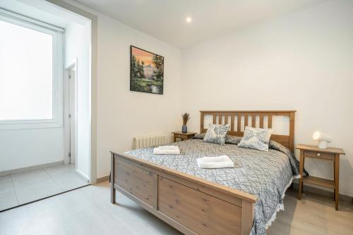sypialnia z łóżkiem z dwoma ręcznikami w obiekcie SAGRADA FAMILIA C&D Lovely Apartment w Barcelonie