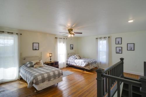 Greenfield的住宿－Spacious Missouri Vacation Rental with Fire Pit!，一间卧室配有两张床和吊扇
