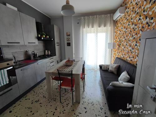 Η κουζίνα ή μικρή κουζίνα στο La mia seconda casa ad Aci Castello