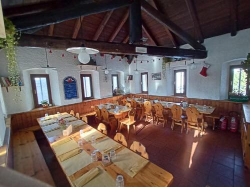 an overhead view of a restaurant with tables and chairs at Rifugio Baita Fos-Ce in Brentonico