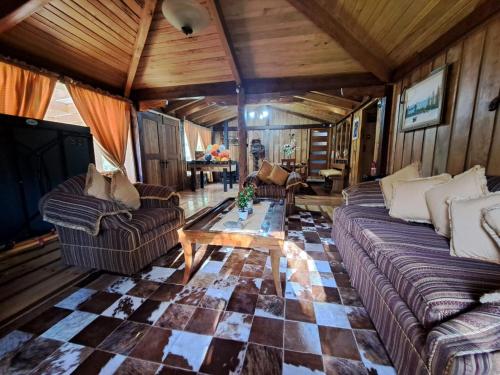 - un salon avec deux canapés et une table dans l'établissement Hermosa cabaña en Lago Ranco, à Lago Ranco
