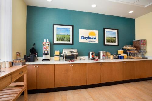 bancone per agenti con registratore di cassa e apertura di Days Inn & Suites by Wyndham Caldwell a Caldwell