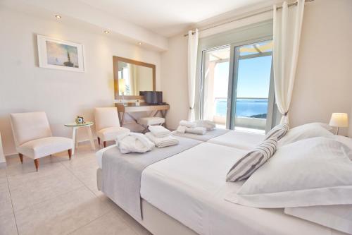 una camera da letto con due letti e vista sull'oceano di Athiri House Villa Corfu a Spartýlas