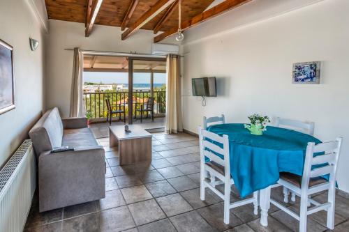 un soggiorno con tavolo, sedie e divano di Villa Saradari a Hersonissos