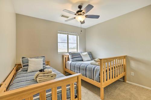 ケーブ・クリークにあるPool, Fire Pit Central Cave Creek Retreat!のベッドルーム1室(ツインベッド2台、シーリングファン付)