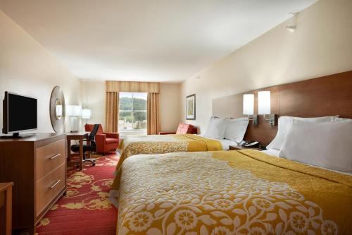 Säng eller sängar i ett rum på Days Inn & Suites by Wyndham Caldwell