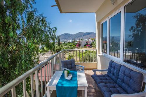 un balcone con due sedie e un tavolo su un balcone di Villa Saradari a Hersonissos