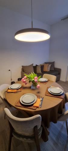 stół jadalny z talerzami i kwiatami w obiekcie Casa Margot w Bergamo
