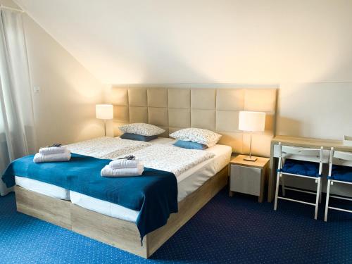 レバにあるNawrotówkaのベッドルーム1室(大型ベッド1台、青い毛布付)
