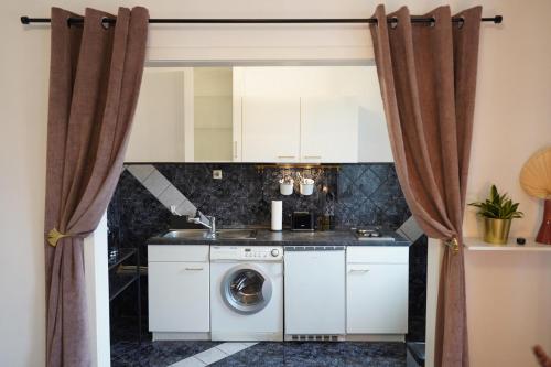 eine Küche mit Waschmaschine und Trockner im Zimmer in der Unterkunft Dein Flughafen Messe Appartment nahe Düsseldorf 1 in Duisburg