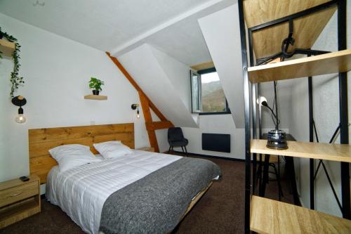 um quarto com uma cama e uma cama alta em Le Permayou em Accous