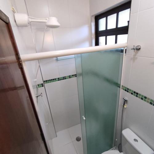 a bathroom with a shower and a toilet at Flat Maresias 50m da Praia - 06 Mar & Tur in Maresias