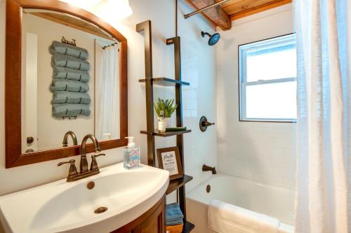 y baño con lavabo, bañera y aseo. en Cozy Tuftonboro Home with Deck - Walk to Beaches! 