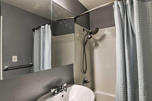 uma casa de banho com um lavatório e um chuveiro em Anchorage Vacation Rental in Walkable Area! em Anchorage